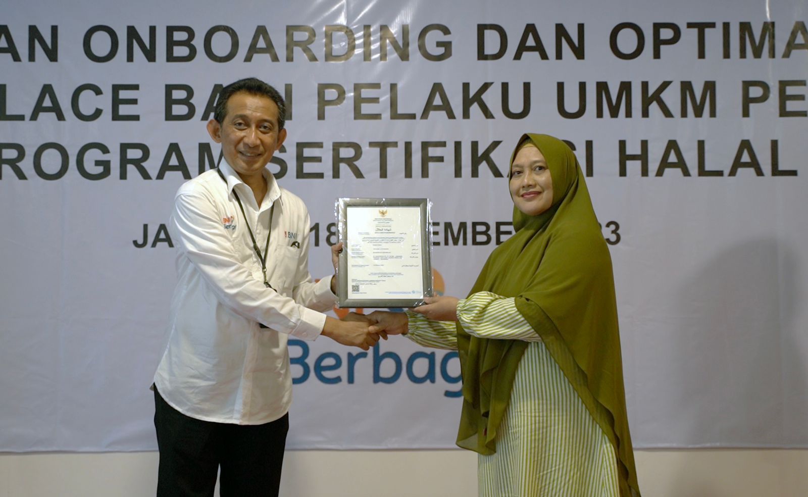 PELATIHAN: BNI Berbagi memberikan bantuan pelatihan pendampingan sertifikasi halal dan onboarding serta optimalisasi marketplace kepada 422 UMKM makanan, baik nasabah, debitur, maupun calon debitur.