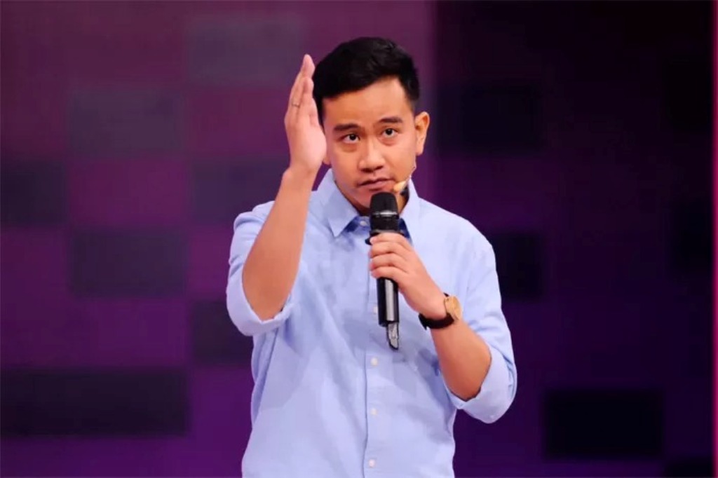 MIKROFON: Cawapres nomor urut 2, Gibran Rakabuming Raka yang dituding Roy Suryo menggunakan tiga mikrofon saat debat cawapres KPU di JCC Senayan, Jakarta Pusat, pada Jumat, 22 Desember 2023.