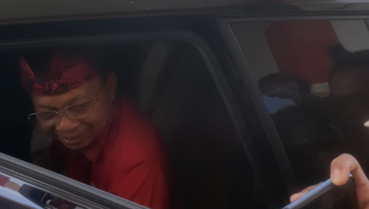 Mantan Gubernur Bali Wayan Koster saat ditemui di Kantor DPD PDI Perjuangan usai rapat HUT PDI Perjuangan, Kamis, 4 Januari 2024.
