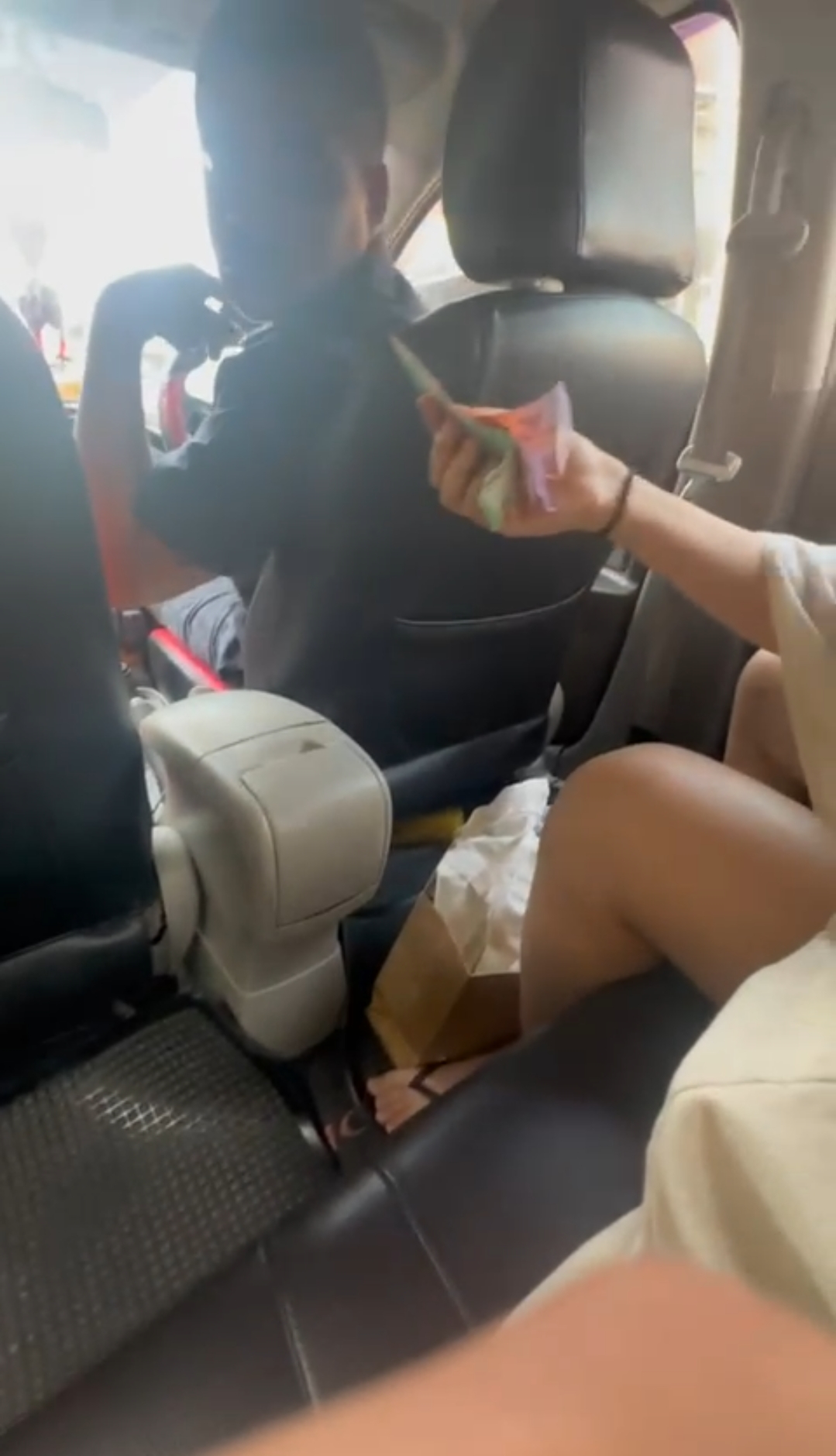 BRUTAL: Selain melayangkan pukulan, sopir taksi ancam bule wanita di Kuta pakai sajam. Kejadian ini telah viral di medsos.