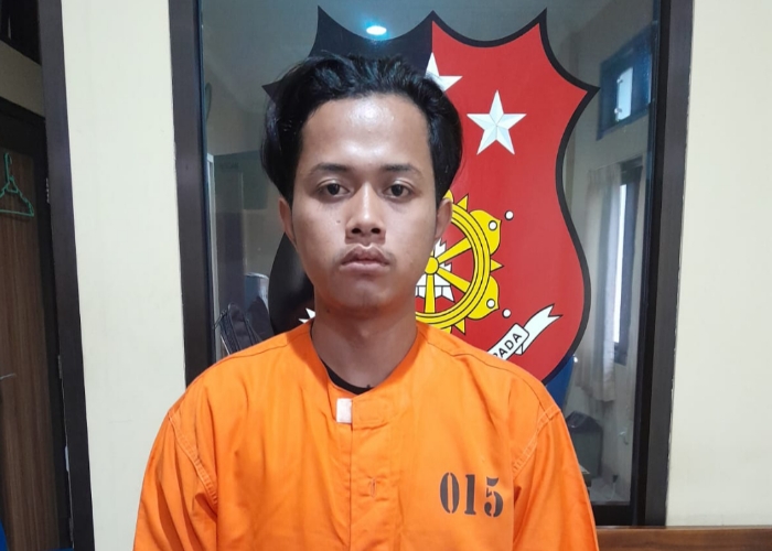 DIAMANKAN : Nyoman Gede Harianto, pemuda asal Lampung yang diamankan Unit Reskrim Polsek Kediri setelah mencuri satu unit iPhone milik korbannya di rumah kos di Desa Kaba-kaba.