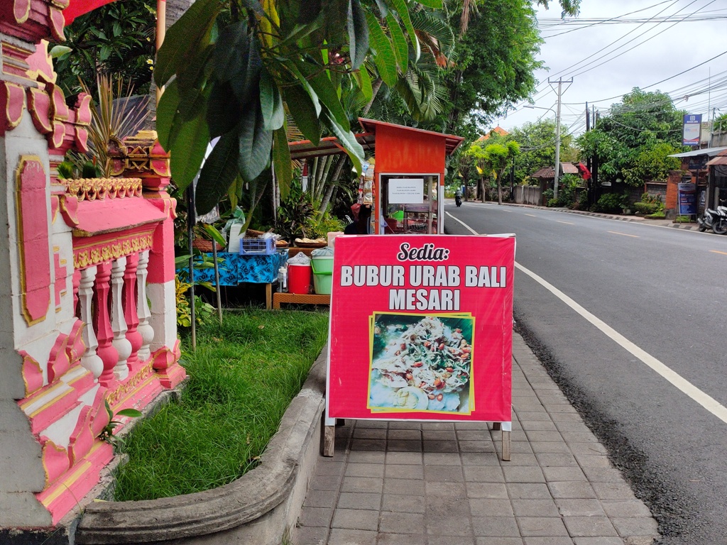 BUBUR URAB: Warung Bubur Urab Bali Mesari di Kelurahan Beratan Samayaji, Buleleng tawarkan sensasi kuliner berbeda.