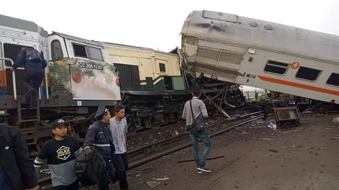RINGSEK: Dua kereta api, KA Turangga 65 dan Commuter Line yang terlibat kecelakaan di Cicalengka, ringsek. Seorang penumpang ungkap detik-detik kejadian.