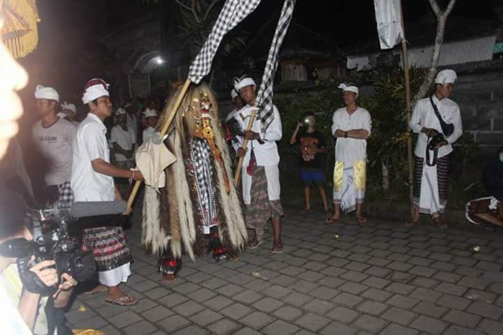 RANGDA: Melibatkan rangda sesungsungan saat pentas, para penari Andir tak boleh sembarang orang. Sesuai tradisi di desa setempat, ada tahapan untuk kaderisasi penari.