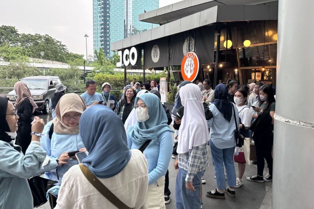 Para penggemar LUCY mengantre pada area masuk konser di Balai Sarbini, Jakarta, Sabtu (6/1/2024). (ANTARA/Pamela Sakina)