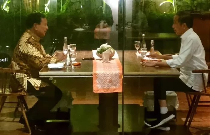 Presiden Joko Widodo (Jokowi) melakukan pertemuan empat mata dengan Menteri Pertahanan (Menhan) yang juga calon presiden (capres) Prabowo Subianto.