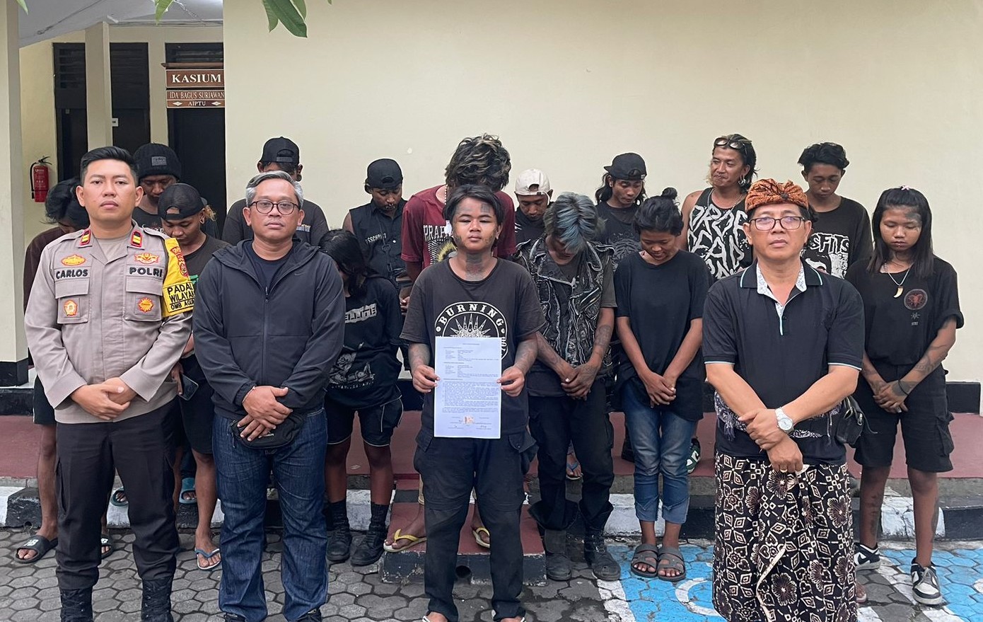 Belasan anak punk yang diduga terlibat pengeroyokan di Denpasar, Bali diamankan di Mapolsek Denpasar Utara.