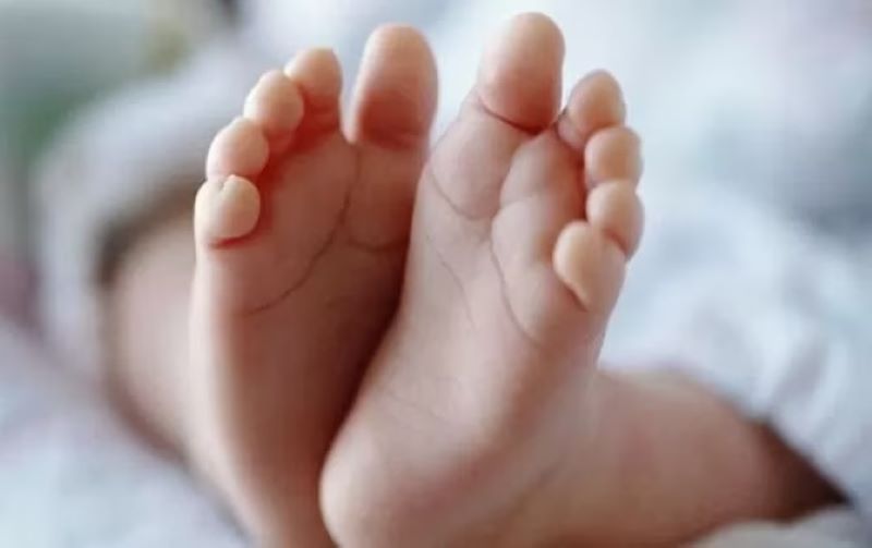 Ilustrasi bayi tenggelam di kolam renang.