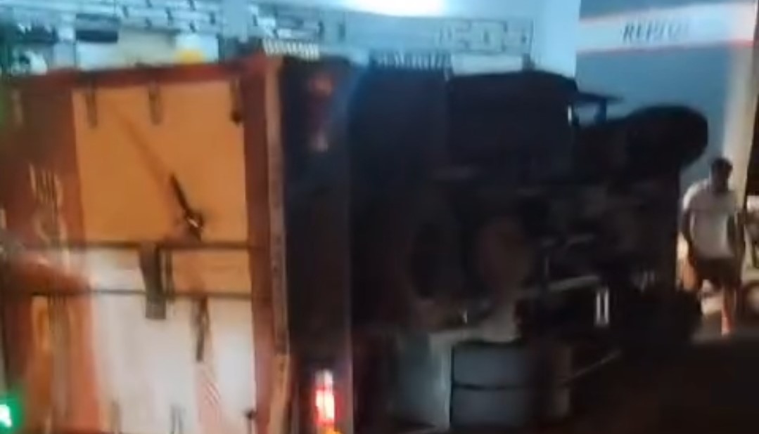 Truk box terguling usai menabrak tugu di Persimpangan Jalan Raya Tingas, Banjar Mekar Bhuana, Desa Tingas, Kecamatan Abiansemal, Badung, pada Sabtu, 6 Januari 2024 malam.