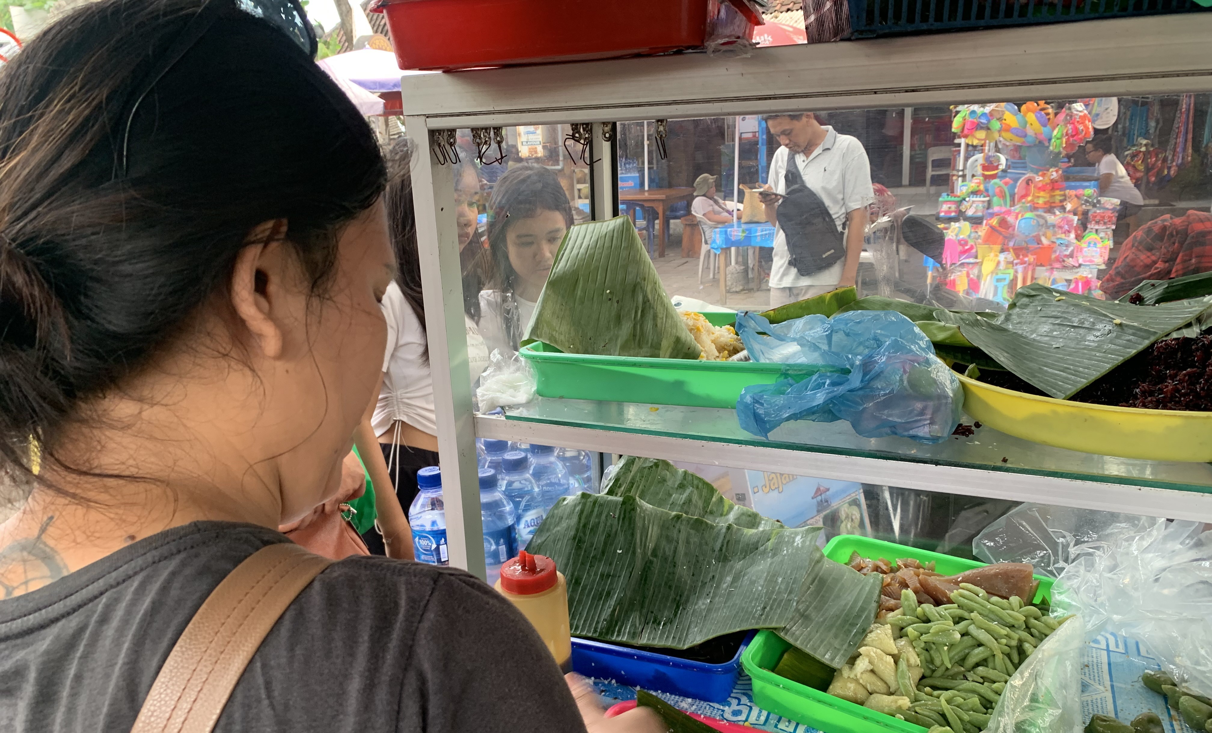 Kadek Kusumawathi menjual jaja Bali di Pantai Karang, Sanur, Kota Denpasar, Bali, Sabtu, 6 Januari 2024.