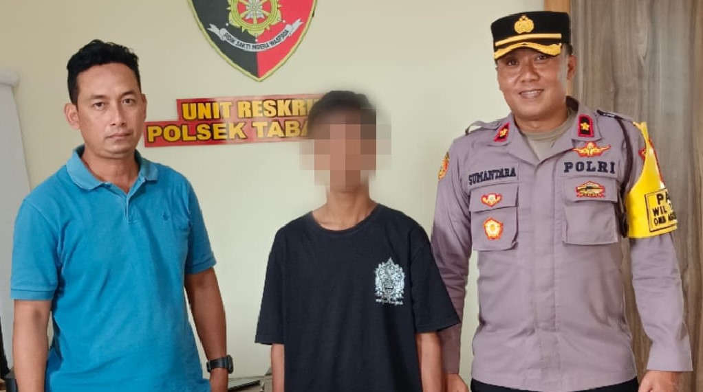 Remaja berusia 16 tahun (tengah) di Tabanan, Bali diamankan polisi karena mencuri tabung gas elipiji di kantin sekolah.