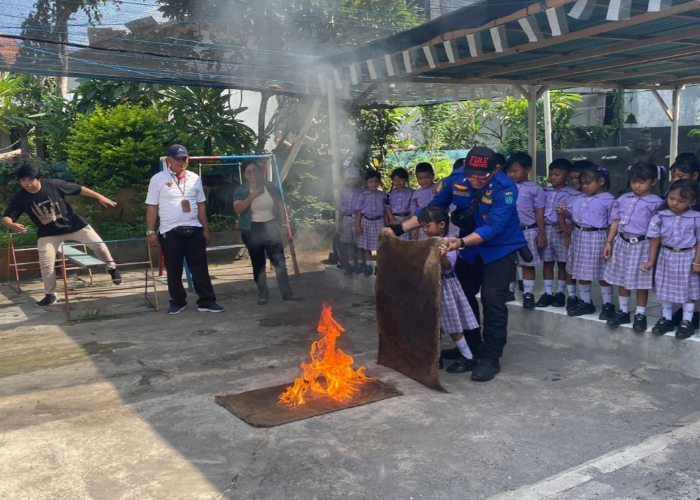 EDUKASI: Petugas Damkar Denpasar saat memberikan edukasi cara memadamkan api kepada siswa Taman Kanak-Kanak Kumara Santi V, Kelurahan Serangan, Kecamatan Denpasar Selatan, Senin (8/1).