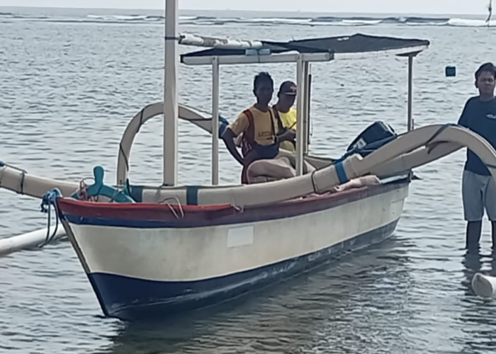 NAHAS: Jenazah GJB dibawa ke tepian menggunakan boat yang sebelumnya dia naiki.