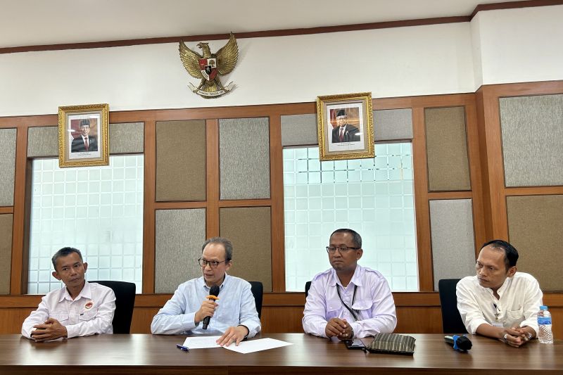 Ketua Indonesia Pengusaha Konfeksi Berkarya (paling kiri) saat konferensi pers di Kantor KemenKopUKM di Jakarta, Senin (8/1/2024). (ANTARA/Kuntum Riswan)