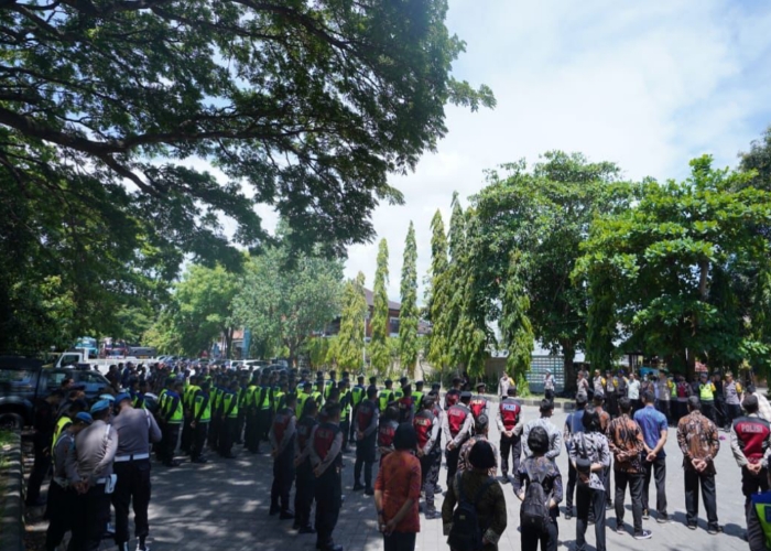 AMANKAN : Ratusan personil Polda Bali mengikuti apel kesiapan untuk mengamankan Konser Pesta Rakyat Prabu di Lapangan Niti Mandala Renon.