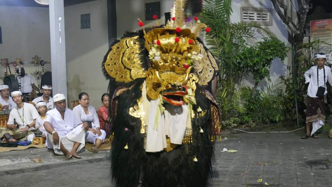 BARONG SAMPI: Barong sampi ditarikan saat Sandikala, bertepatan saat piodalan di Pura Peresanak Dalem Tanjung.