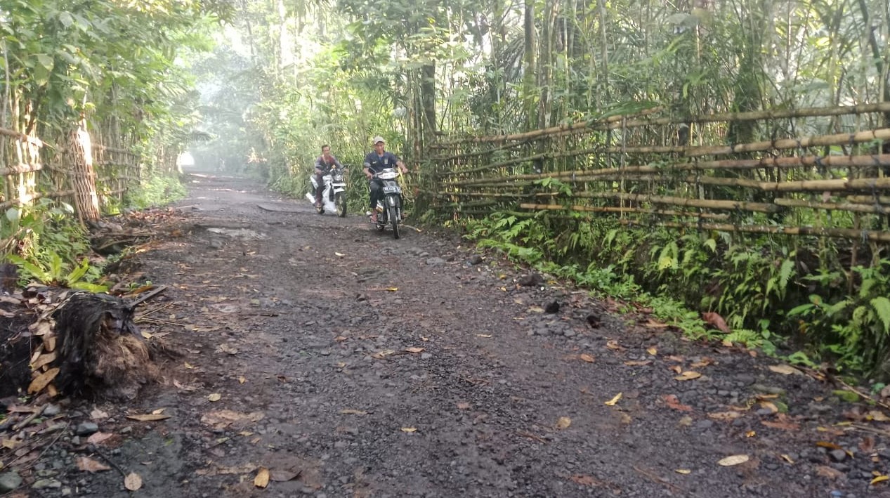 Jalan rusak mirip sungai kering di wilayah Desa Duda Utara, Kecamatan Selat, Karangasem, Bali.