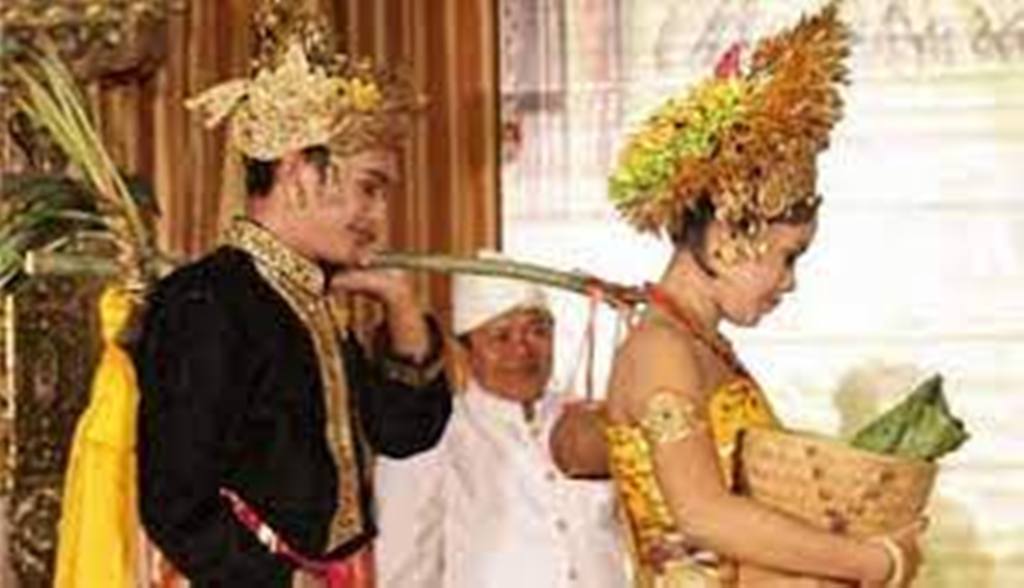 TUGAS: Seorang istri memiliki tugas terhadap suami. Hal tersebut diungkap dalam Kitab Manawa Dharmasastra oleh penyuluh agama Hindu.