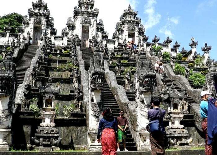 LEMPUYANG: Wisatawan berkunjung ke Pura Lempuyang, Desa Adat Purwayu, Kecamatan Abang, Karangasem.