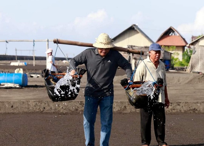 TINJAU : Pj Bupati Klungkung I Nyoman Jendrika saat ikut mengambil air laut untuk proses pembuatan garam di Pantai Karangdadi, Desa Kusamba, Kecamatan Dawan, Klungkung, Bali, Kamis (11/1).