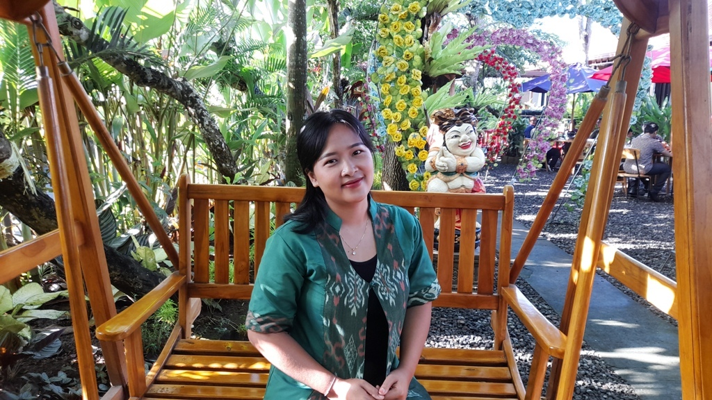 PENYULUH : Penyuluh Agama Hindu, Ni Luh Cesi, menyebut beryadnya tidak hanya memakai sarana banten tetapi melalui lima cara.