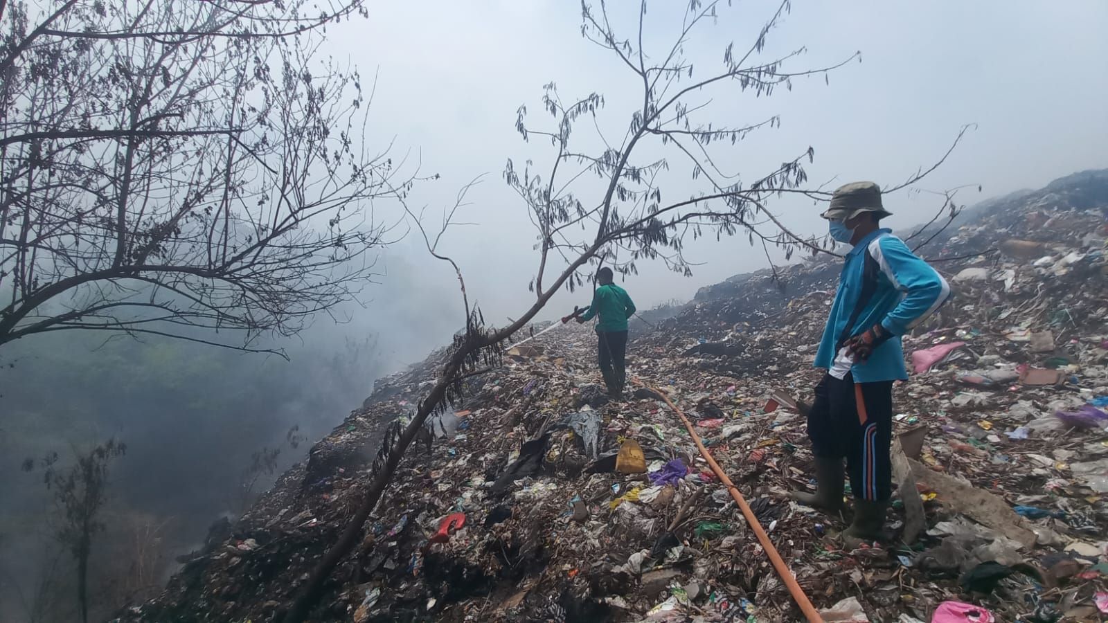Asap tebal yang mengepul dari TPA Bengkala, Buleleng yang terbakar hingga mengakibatkan bau menyengat dan sesak napas.