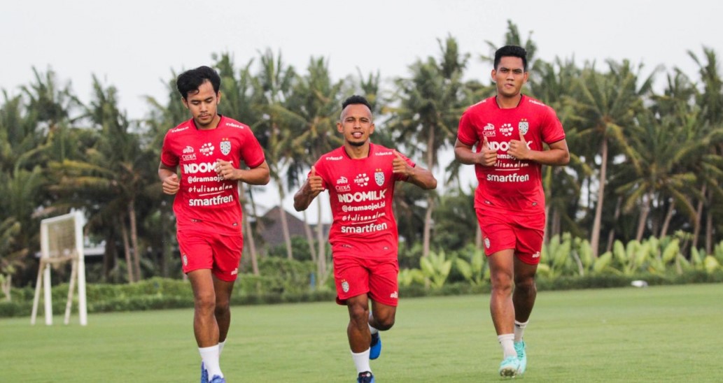Tiga punggawa Bali United, M. Lutfhi, Irfan Jaya, dan Tegar Infantrie saat mengikuti latihan perdana di Training Center Bali United di Pantai Purnama, Gianyar, Bali, Kamis, 11 Januari 2024.