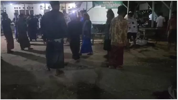 Sejumlah warga berdatangan ke TKP tewasnya empat warga di Desa Bumi Anyar, Kecamatan Tanjung Bumi, Bangkalan, Jawa Timur pada Jumat (12/1) malam WIB. (Istimewa)
