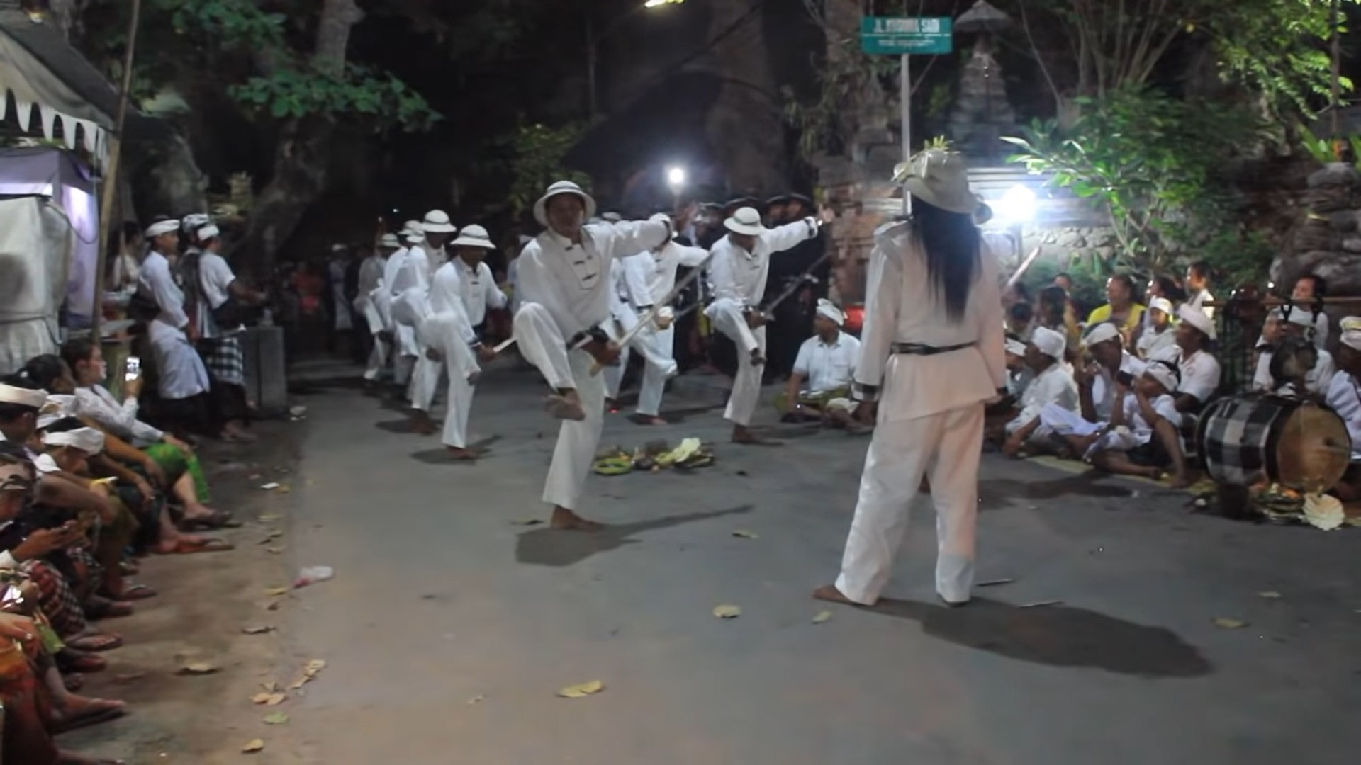 RITUAL KHUSUS: Tari Baris Cina di Banjar Sumawang dipentaskan di Pura Giri Kusuma dengan memakai ritual khusus.