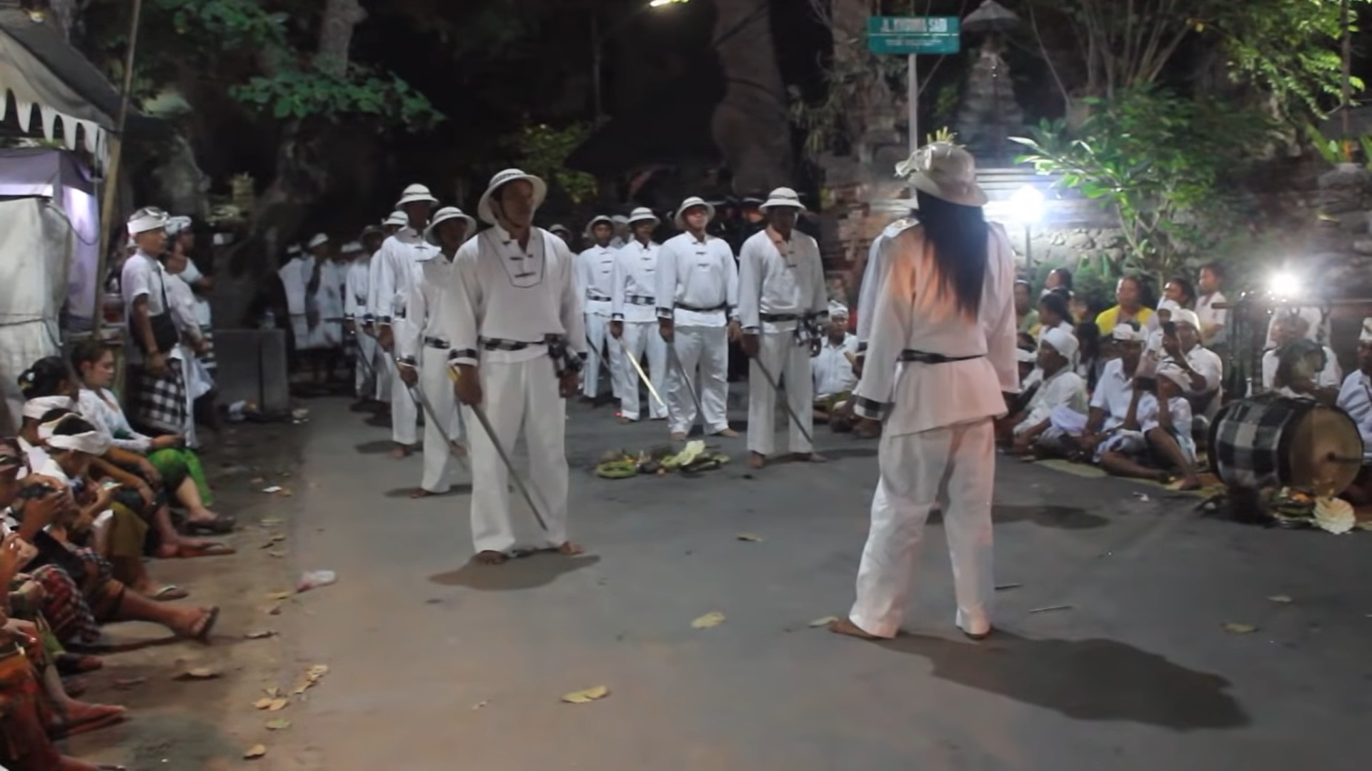AKULTURASI: Tari Baris Cina di Banjar Sumawang, Sanur Denpasar merupakan simbol akulturasi antara budaya Cina dan Bali yang sudah terjalin sejak abad X.