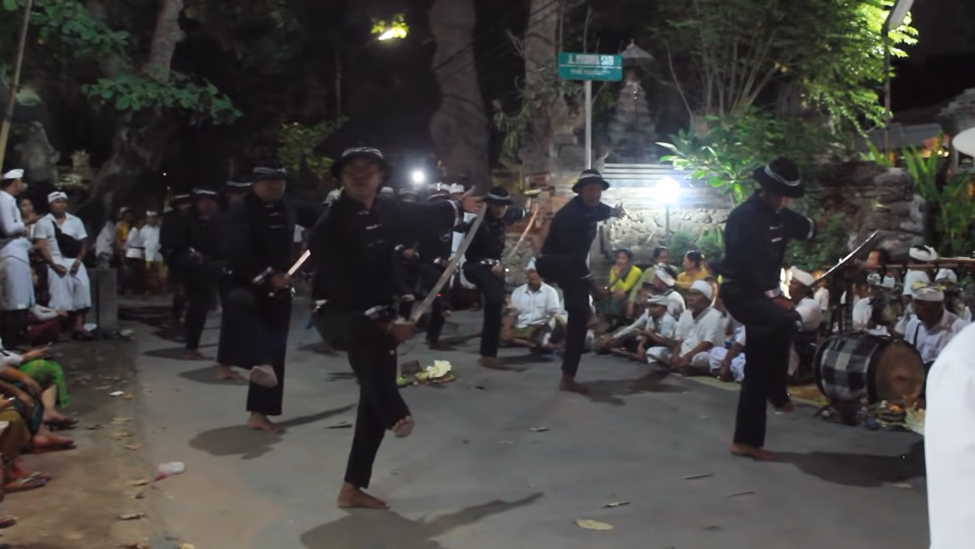 PENCAK SILAT: Tari Baris Cina mencerminkan sifat kepahlawanan, mempergakan  gerakan pencak silat aliran Cikaret atau Cikalong dan gunakan dua bahasa asing.