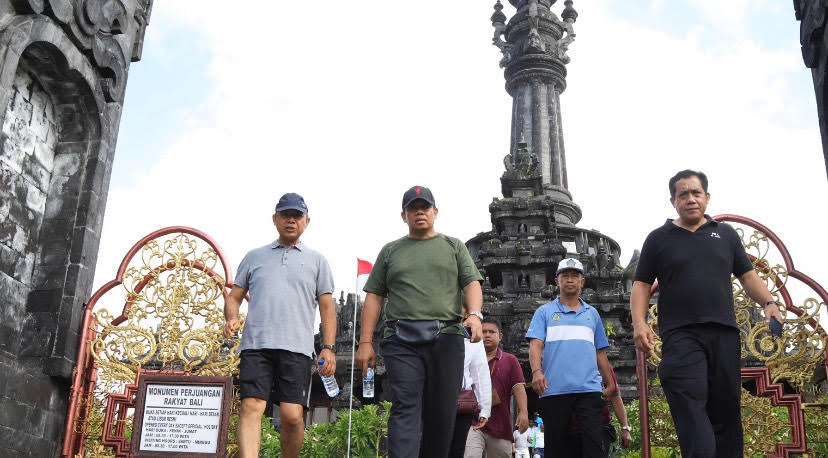 TINJAU: Pj Gubernur Bali S.M Mahendra Jaya meninjauan Lapangan Puputan Margarana, Sabtu (13/1) pagi yang rencananya ditata ulang.