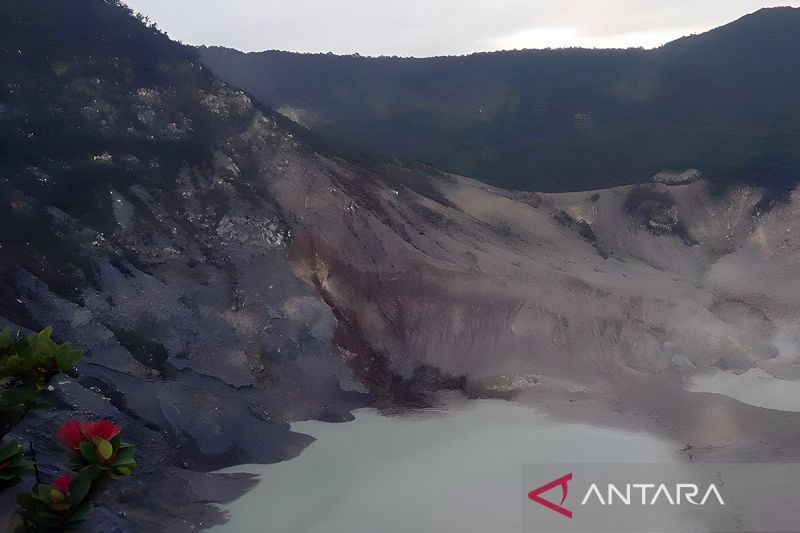 TANGKUBAN PERAHU: Kondisi kawah Gunung Tangkuban Parahu di Kabupaten Bandung Barat, Jawa Barat, Jumat, (8/12/2023).