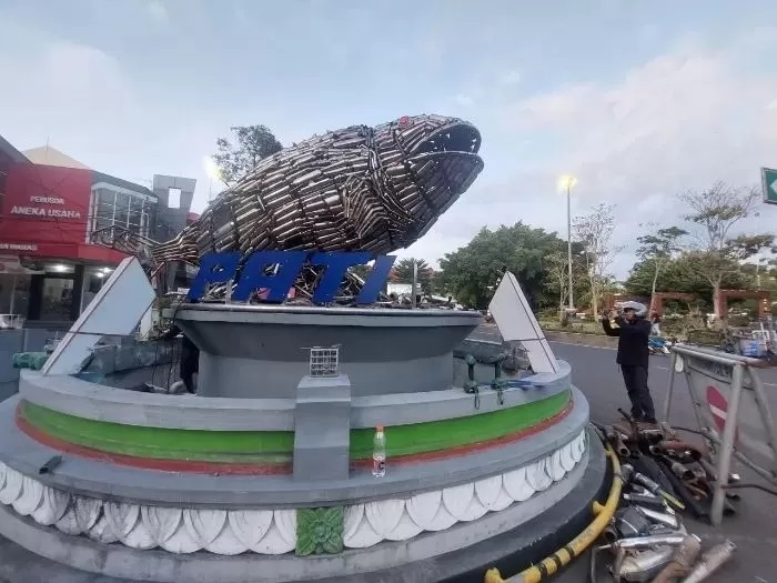 Tampak ribuan knalpot brong telah dirangkai menjadi sebuah patung berbentuk ikan bandeng. (ANDRE F/RADAR KUDUS)