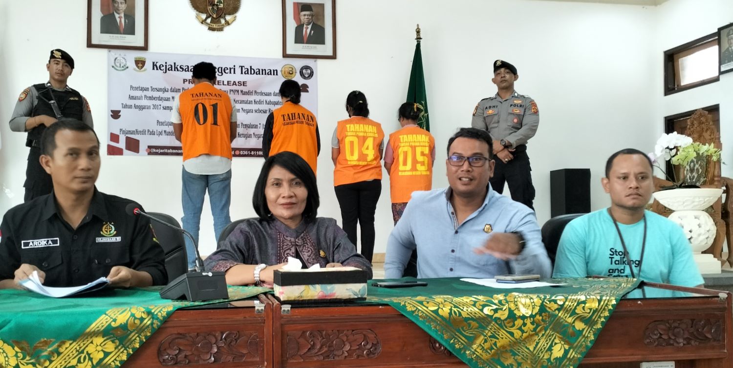 Tersangka kasus korupsi pengelolaan dana PNPM Mandiri Perdesaan atau Dana Amanah Pemberdayaan Masyarakat Swadana Harta Lestari, Kecamatan Kediri, Tabanan, Bali (rompi orange), Jumat, 12 Januari 2024.