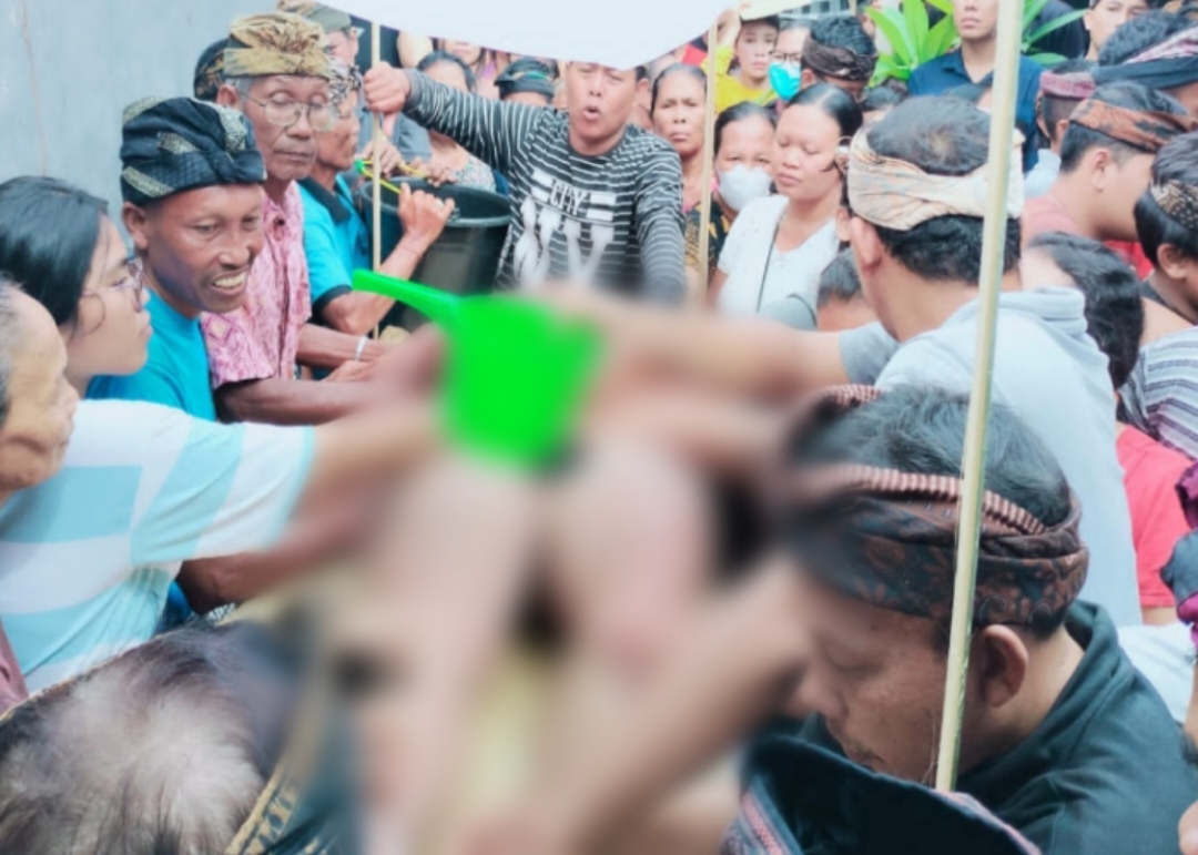 DIMAKAMKAN : Prosesi Nyiramin jenazah pasutri yang mengakhiri hidupnya di pesisir pantai areal Galian C PKB Gunaksa Klungkung.