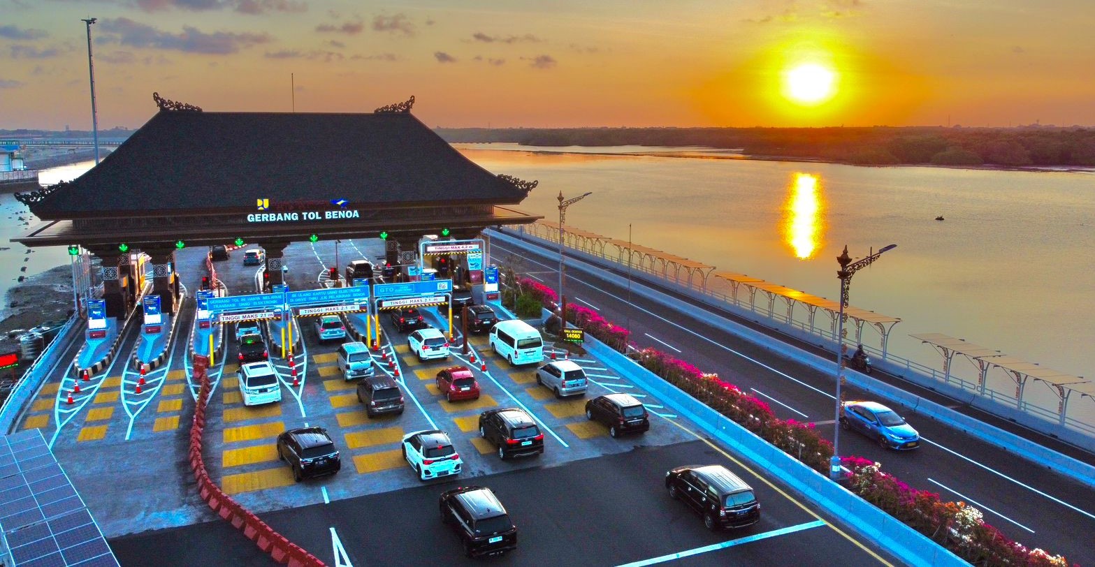 Antrean kendaraan yang akan memasuki di Gerbang Tol Bali Mandara tahun 2023.