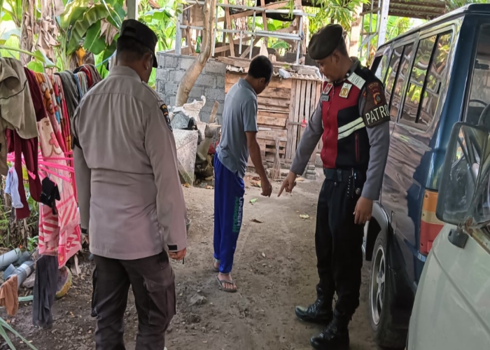 OLAH TKP : Polisi saat melakukan olah TKP di lokasi pencurian sepeda motor.