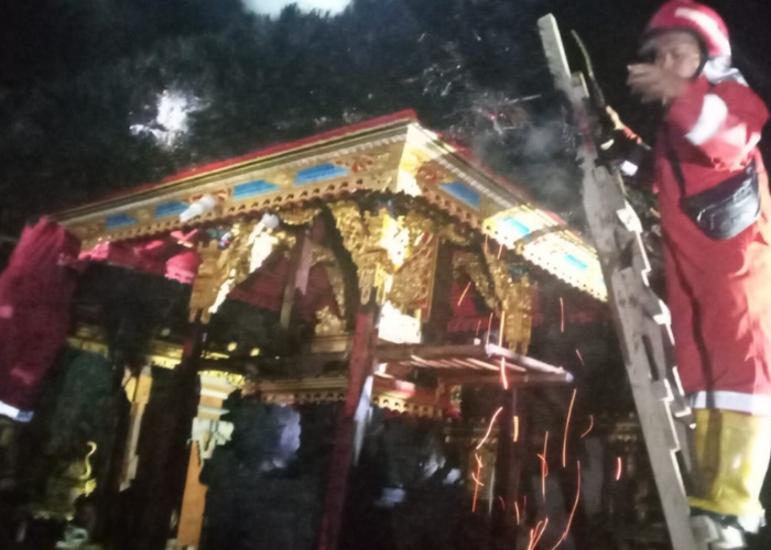 KEBAKARAN : Proses pemadaman api di Merajan Semeton Dewa Carma,