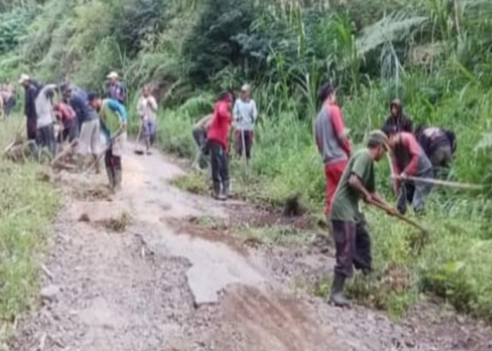 TANAH: Kondisi jalan di salah satu banjar yang ada di wilayah Desa Ban, Kecamatan Kubu, Karangasem yang beralaskan tanah.