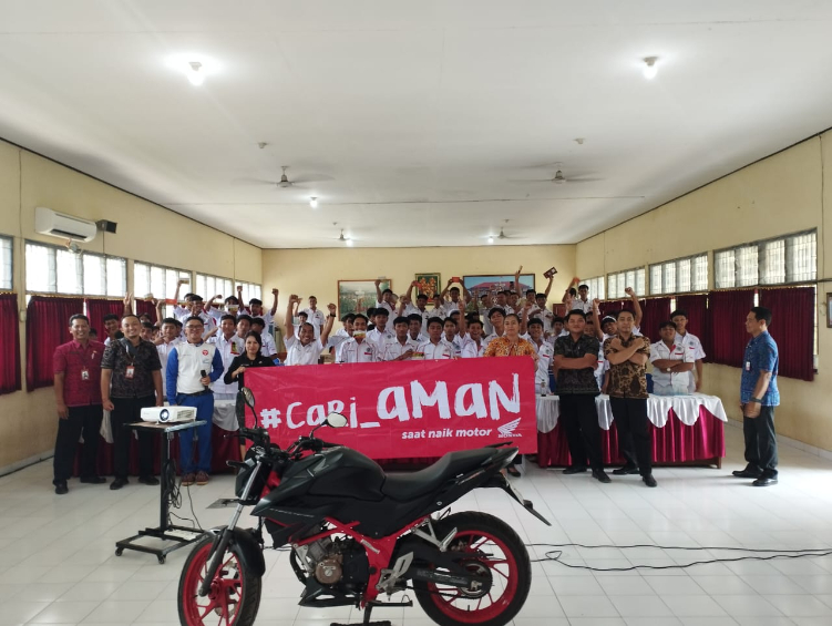 EDUKASI: Team safety riding mengunjungi siswa SMK Negeri 2 Negara dalam rangka memberikan edukasi safety riding dengan konsep #Cari_Aman