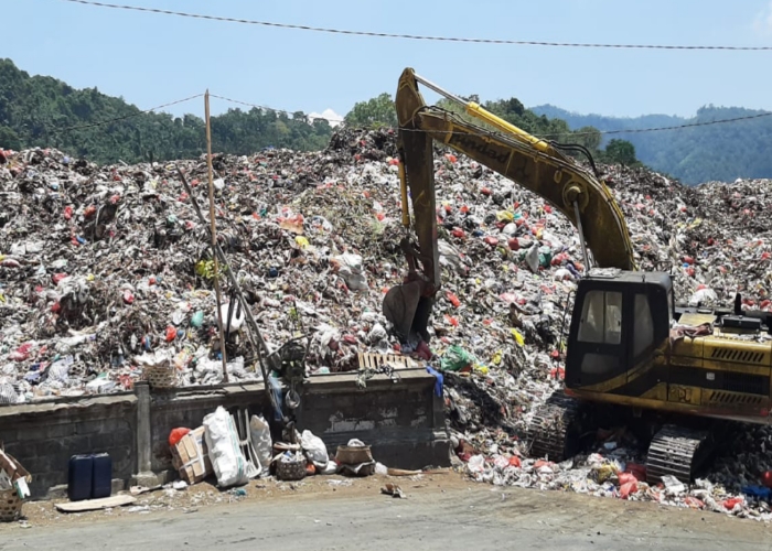 MENUMPUK : Kondisi sampah di TPS Sente yang sudah overload sampah.