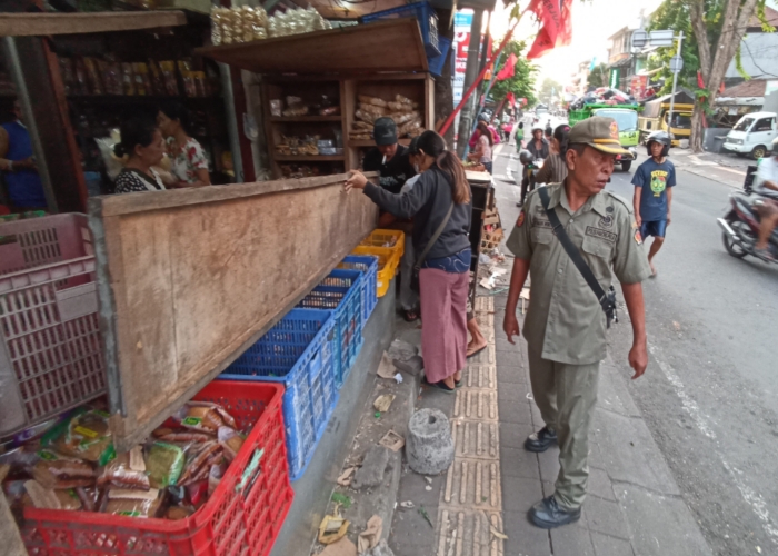 PASAR TUMPAH: Penertiban pedagang pasar tumpah yang menggunakan badan Jalan di Kawasan Pasar Sanglah, Denpasar, Selasa 16 Januari 2023.