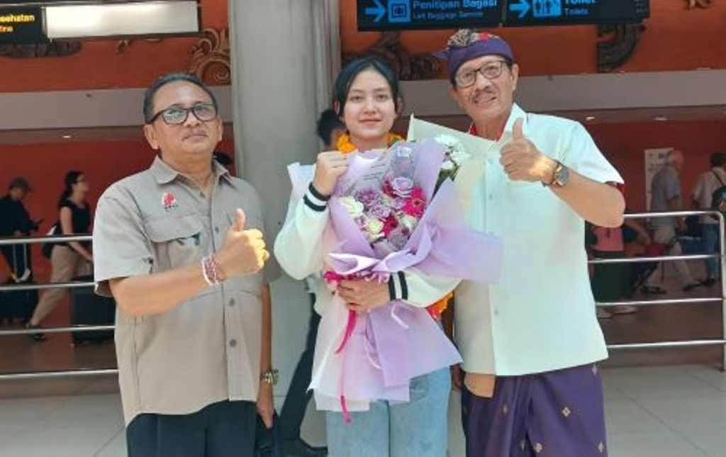 Desak Rita Kusuma Dewi (tengah) bersama Ketua Umum FPTI Bali, dan Ketua Umum KONI Bali. (DOK. BALI EXPRESS)