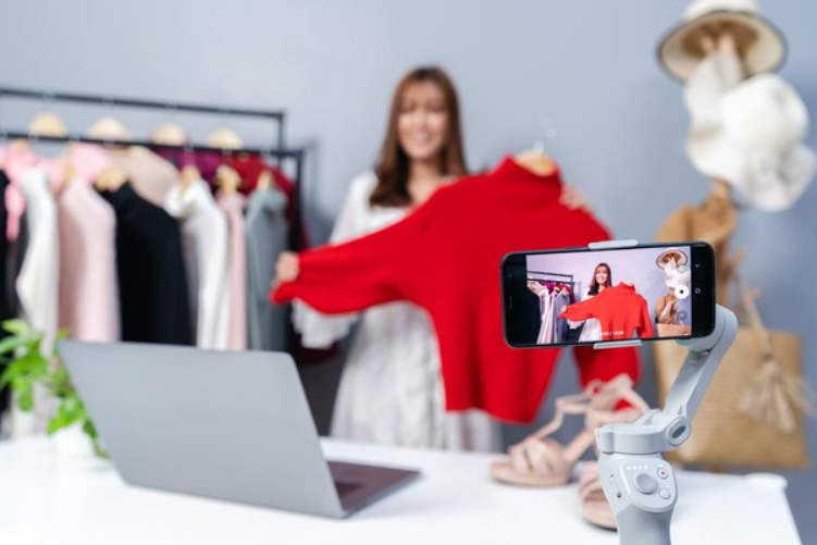 Belanja Baru Lewat Live Stream maupun Video Kreasi