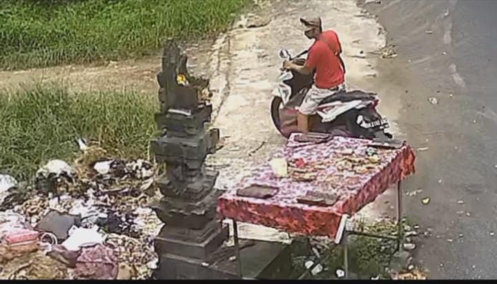 Oknum warga terekam CCTV buang sampah di dekat palinggih