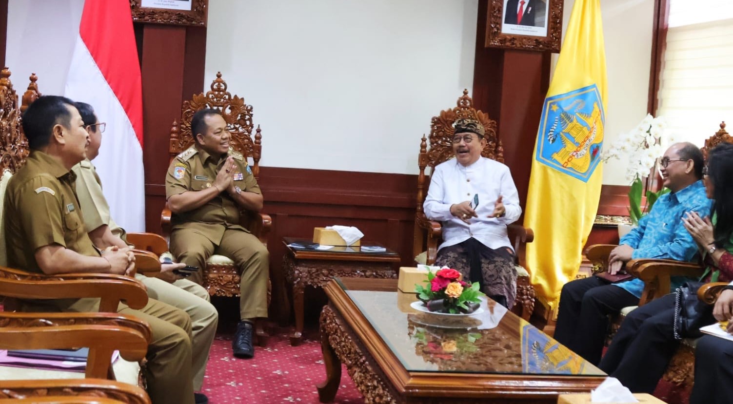 Pj Gubernur Bali Sang Made Mahendra (tiga dari kiri) menerima audiensi PHRI Bali terkait pajak hiburan, Senin, 15 Januari 2024.
