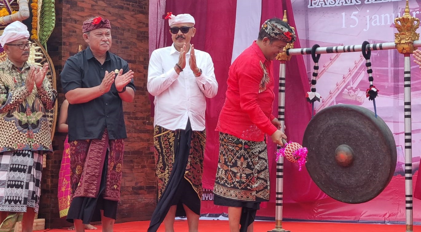 Peresmian Pasar Singamandawa, Kintamani, Kabupaten Bangli, Bali ditandai dengan pemukulan gong oleh Bupati&nbsp;Bangli&nbsp;Sang Nyoman Sedana Arta, Senin, 15 Januari 2024.