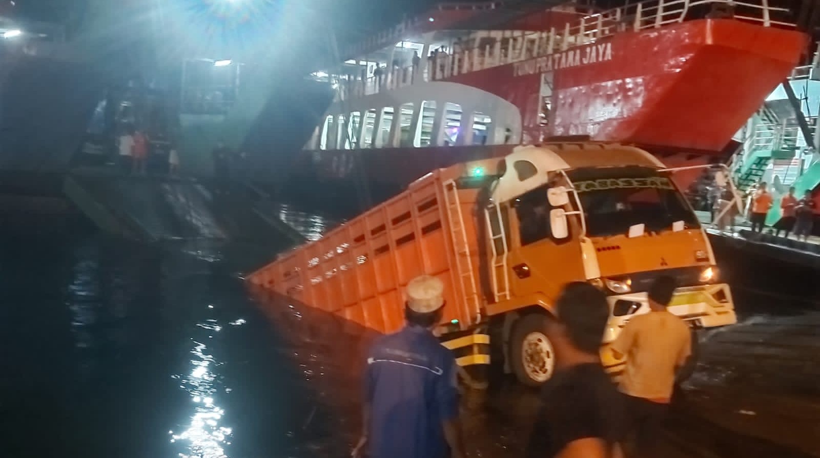 Proses evakuasi truk nyemplung ke laut di Pelabuhan Gilimanuk, Kabupaten Jembrana, Bali, Senin, 15 Januari 2024.