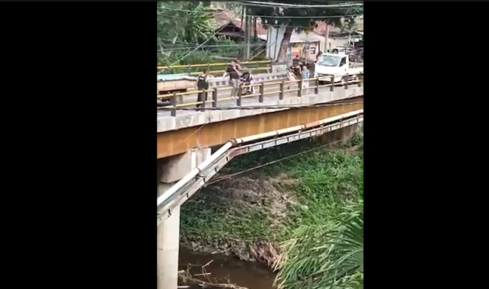 HEROIK : Aksi personel UKL Polsek Mendoyo saat mencegah upaya bunuh diri seorang WNA asal Taiwan, Senin (15/1).
